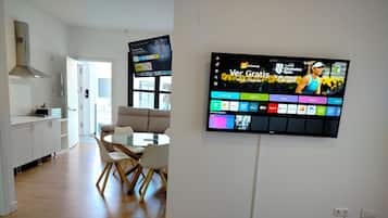 Donzen dekbedden, een bureau, verduisterende gordijnen