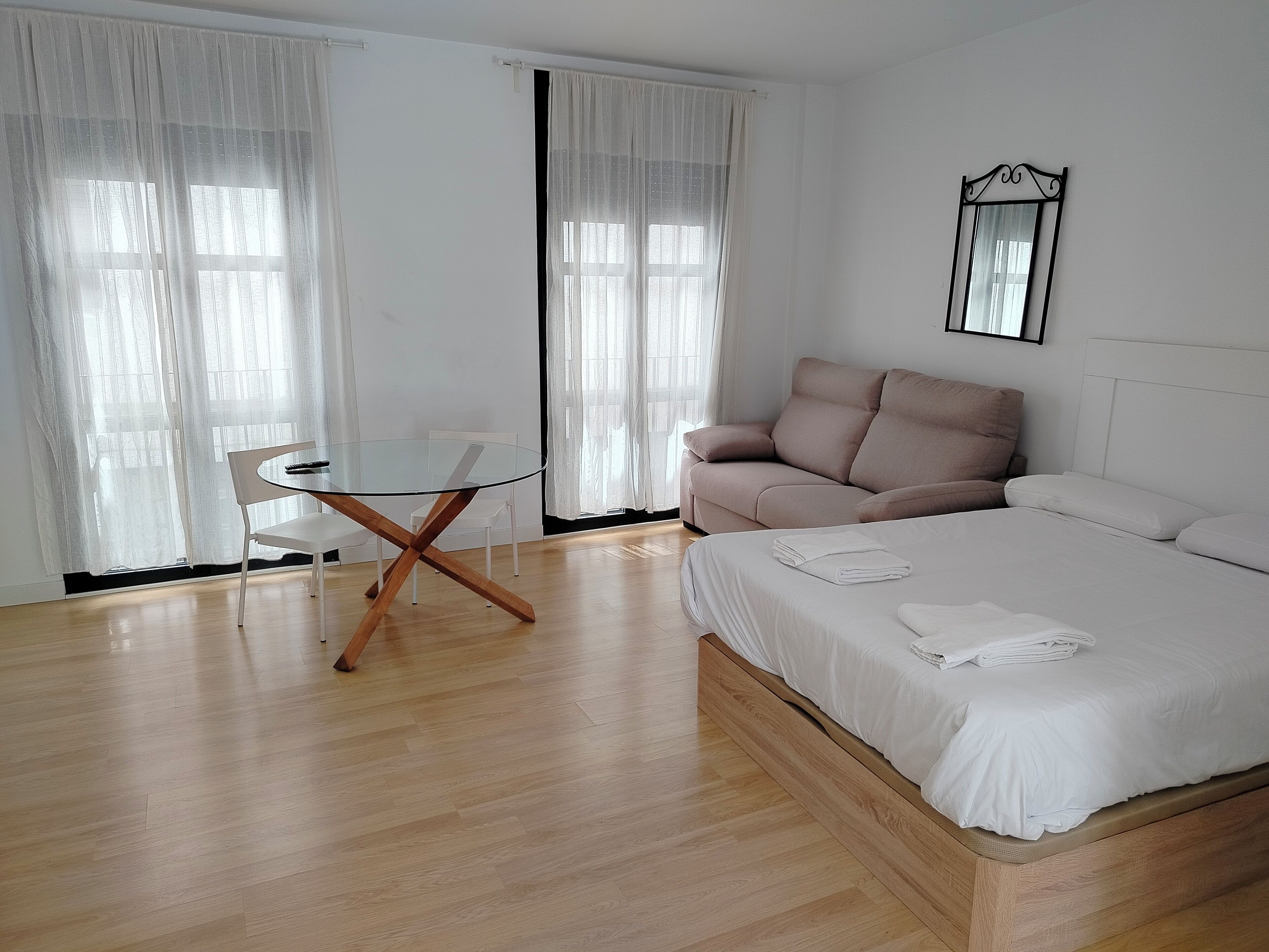 Studio 2 - 1st Floor | Donzen dekbedden, verduisterende gordijnen, een strijkplank/strijkijzer