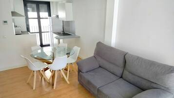 Duplex 1 - 3 Rooms - 2nd Floor | Woonruimte | Een 55-inch smart-tv met digitale zenders