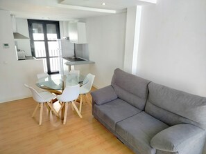 Duplex 1 - 3 Rooms - 2nd Floor | Área de estar | Smart TV 55 polegadas com canais digitais