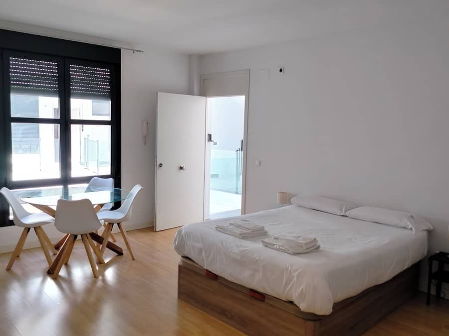 Edredones de plumas, cortinas opacas, tabla de planchar con plancha