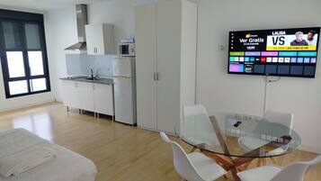 Studio 2 - 1st Floor | Donzen dekbedden, een bureau, verduisterende gordijnen