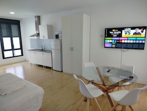 Studio 2 - 1st Floor | Edredons de pluma, escrivaninha, cortinas blackout