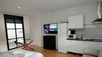 1 dormitori, cobrellits, cortines opaques i planxa i posts de planxar