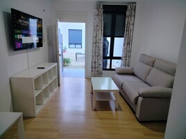 Cubrecamas, cortinas blackout y tabla de planchar con plancha 