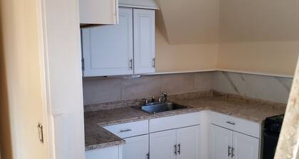 Charming 2-bedroom apartment in nice Historic Plainfield with WiFi, AC.