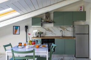 Réfrigérateur, un four, surface de cuisson, cafetière-théière