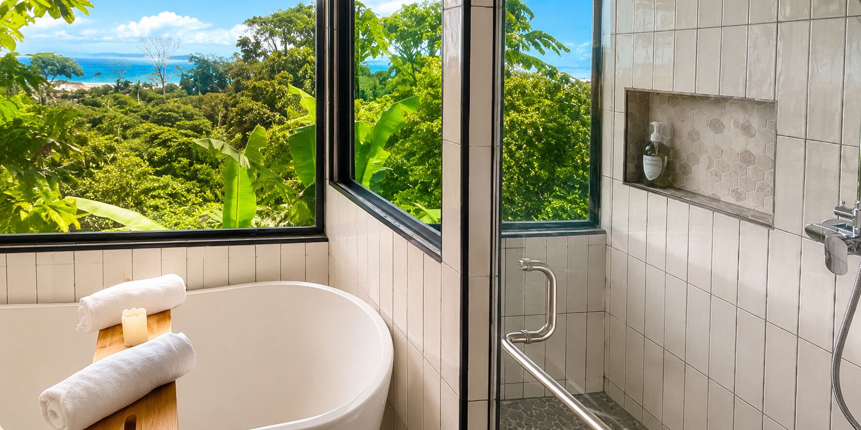 Un baño con bañera, ducha con barandilla y ventana con vista a zonas verdes y al mar.