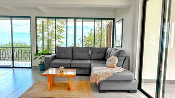 Een smart-tv en een open haard