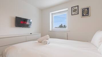 2 bedrooms, internet, bed sheets