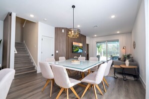 Villa | 4 bedrooms - Chic Comfortable 4BR Home Near Theme Parks (Davenport)