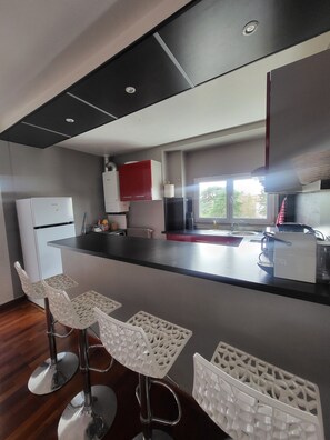 Mikrobølgeovn, kokeplater, oppvaskmaskin og papirhåndklær