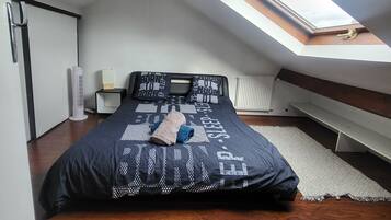 2 bedrooms, iron/ironing board, free WiFi, bed sheets