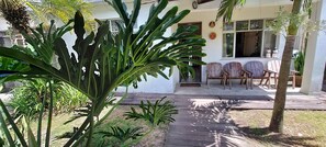 Standard Suite, Garden View | Living area