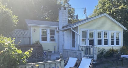 WITH INN —Charming 2-bedroom cottage in Guilford with WiFi and AC