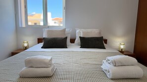 2 chambres, fer et planche à repasser, accès Internet, draps fournis