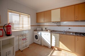 Fridge, microwave, oven, stovetop - Oura View  Apartment (Albufeira)