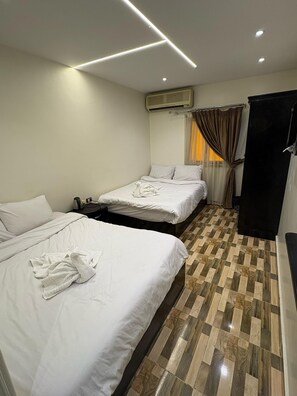 Habitación cuádruple básica | Wifi gratis y ropa de cama