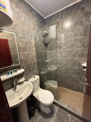 Basic Double Room | Bathroom - Amun Ra Pyramids view (Giza)