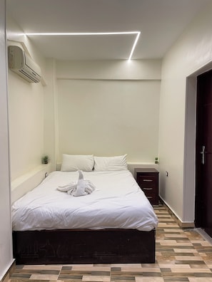 Quarto casal básico | Wi-Fi de cortesia, roupa de cama