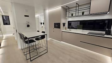 Réfrigérateur, four à micro-ondes, un four, surface de cuisson