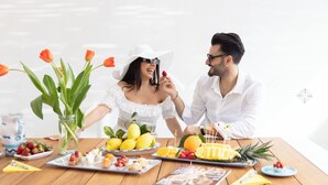 A wooden table with various fruits and a cake, a vase with orange tulips, and a glass pitcher. - YourHome - Villa Magnifica (Positano)