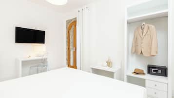 Huvila, 3 makuuhuonetta, patio, merinäköala | Tallelokero huoneessa, silitysrauta/-lauta, ilmainen Wi-Fi