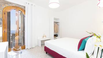 Vila, 3 quartos, varanda, vista para o mar | Cofres nos quartos, ferros/tábuas de passar roupa, Wi-Fi de cortesia