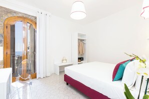 Une chambre à coucher comprenant un lit, une armoire, un bureau et une chaise.