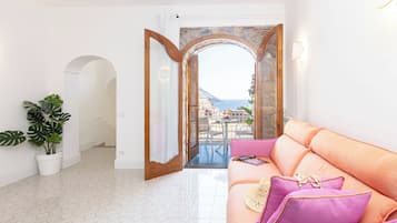 Huvila, 3 makuuhuonetta, patio, merinäköala | Oleskelualue | 32–tuumainen LED-televisio, jossa digitaalikanavat