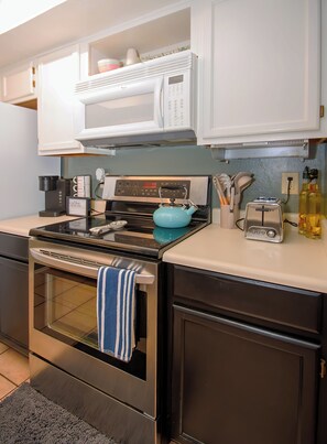 Microwave, oven, stovetop, dishwasher - Cozy 2-bedroom condo in amazing Phoenix with WiFi, AC (Phoenix)