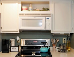 Microondas, horno, placa de cocina, lavavajillas