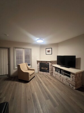 Smart TV, fireplace - The DREAM HOUSE Retreat @Carriage Hill next door to HORSESHOE VALLEY RESORT (Shanty Bay)