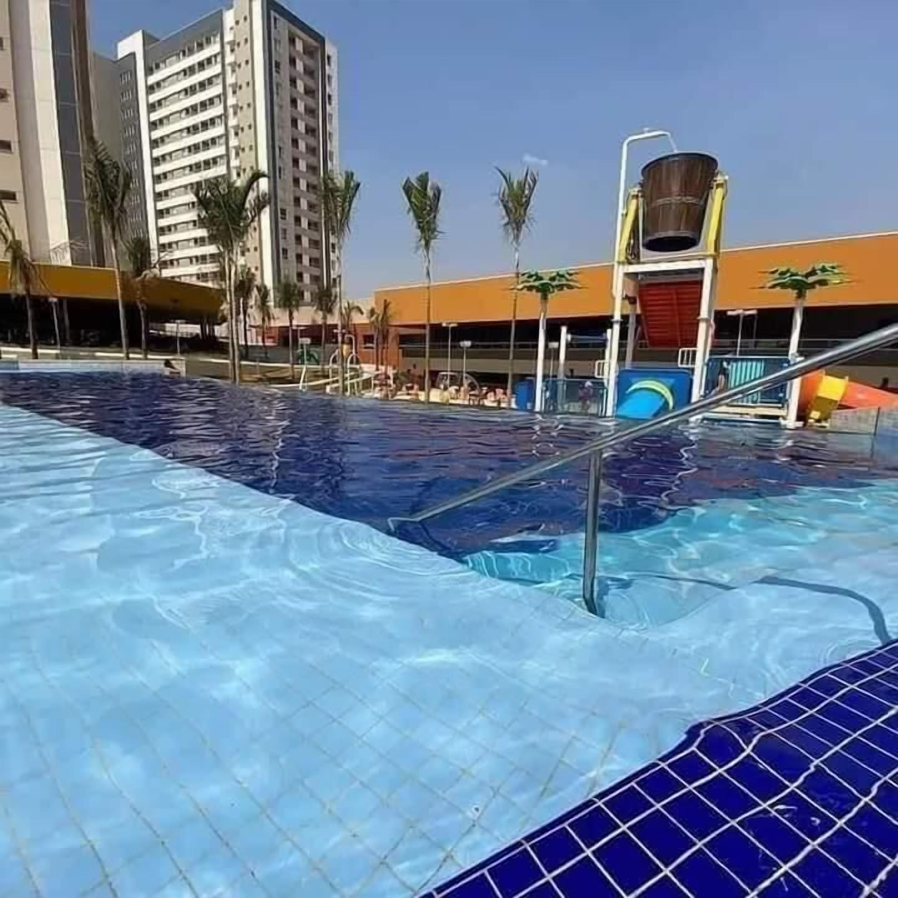 2 Innenpools, 10 Außenpools, rund um die Uhr geöffnet, Sonnenschirme