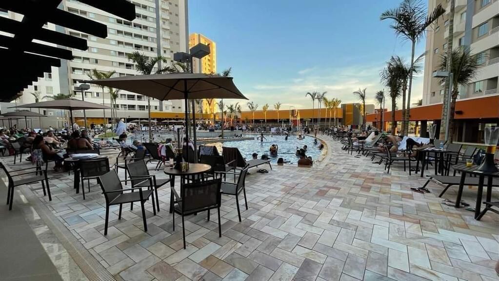 2 室内游泳池，10 室外游泳池，24 小时开放，池畔遮阳伞，日光浴躺椅