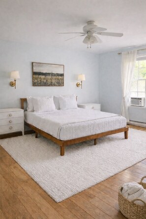 3 habitaciones, escritorio y tabla de planchar con plancha 