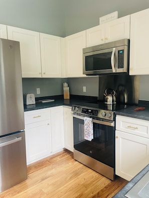 Geladeira, micro-ondas, fogão, cooktop