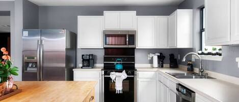Cookware/dishes/utensils, dining tables