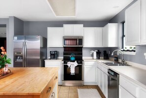 Kochgeschirr/Geschirr/Besteck, Esstisch