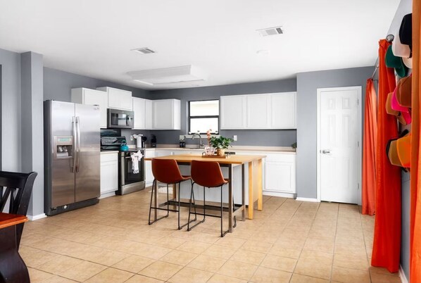 Kochgeschirr/Geschirr/Besteck, Esstisch