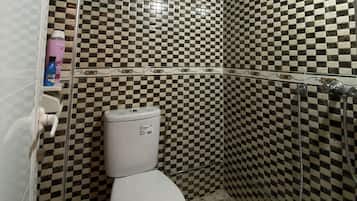 Comfort Quadruple Room | Bathroom | Shower, towels, shampoo, toilet paper