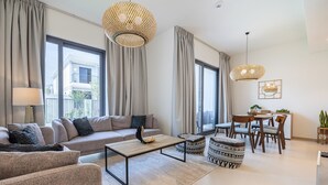 Ein modernes Wohnzimmer mit einer Couch, einem Couchtisch und einem Essbereich.