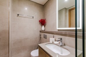 Ein modernes Badezimmer mit Dusche, Toilette und Waschbecken.