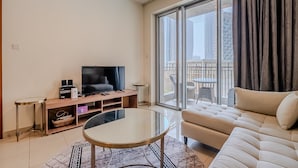 A modern living room with a sofa, TV, and glass coffee table. - Standpoint 706 in Dubai (Dubai)
