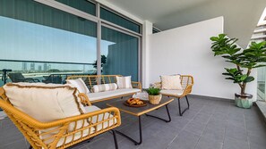 Apartment | 3 bedrooms - Azure Residences 317 Luxury 2bdr Palm (Dubai)