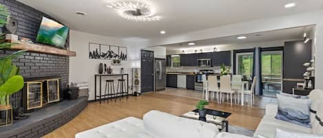 Televisión, chimenea, futbolito y tenis de mesa