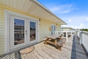 Outdoor dining - Moonraker 15: Beach access (Gulf Shores)