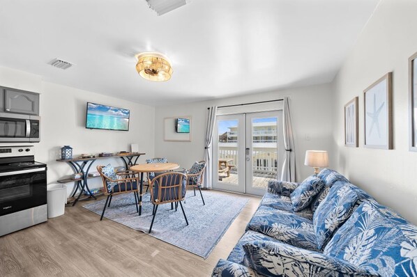 TV, books - Moonraker 15: Beach access (Gulf Shores)