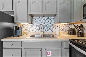 Fridge, microwave, oven, stovetop - Moonraker 15: Beach access (Gulf Shores)