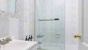 Deluxe-Doppelzimmer | Badezimmer | Haartrockner, Seife, Shampoo, Toilettenpapier